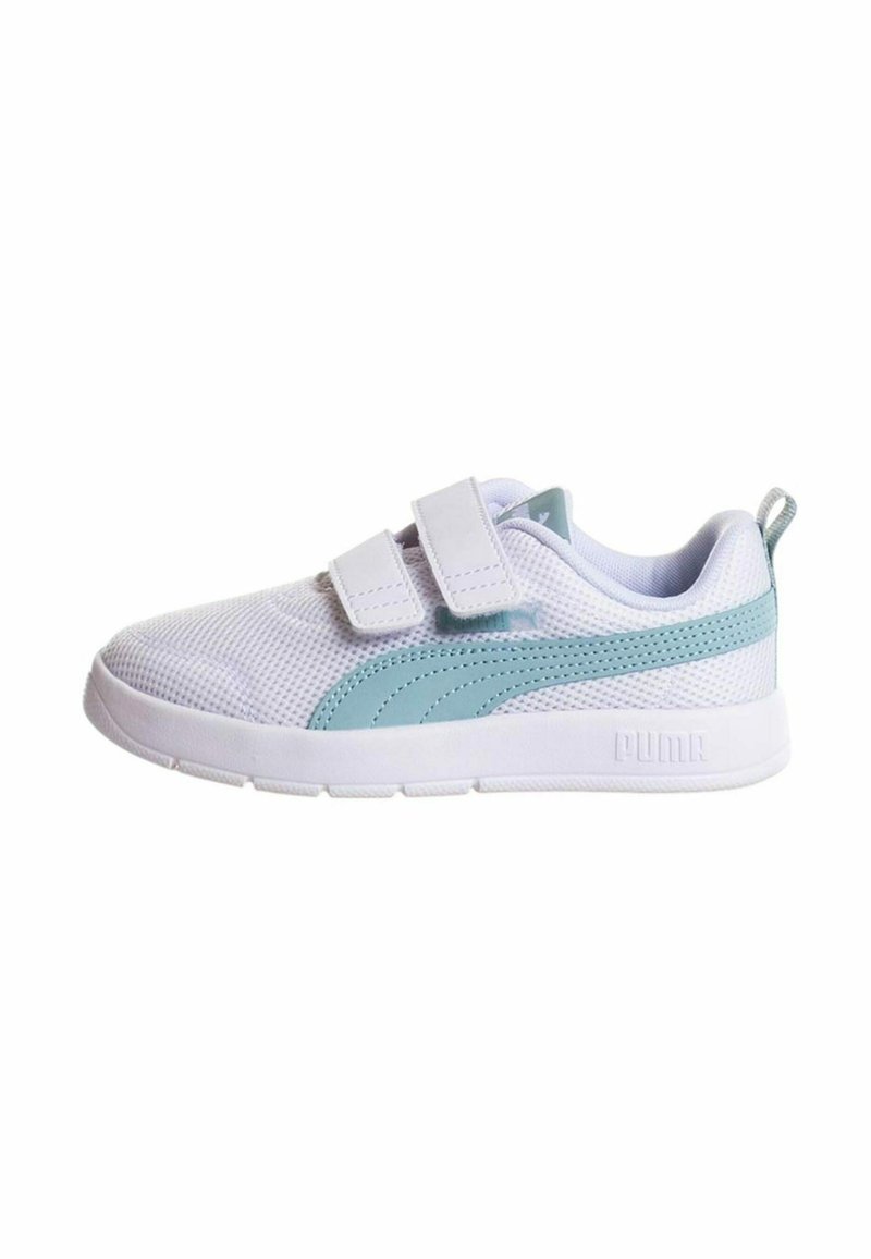 Zapatillas blancas con material de malla, que presentan detalles en azul claro, dos correas ajustables de velcro y una suela de goma texturizada.