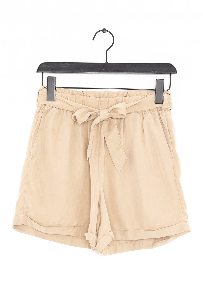 Shorts beiges taille haute avec une ceinture en tissu nouée en nœud papillon, ceinture élastique, poches latérales, présentés sur un cintre noir.