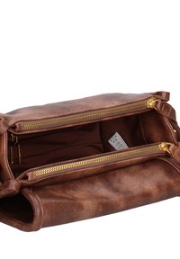 Borsa in pelle marrone con cerniere dorate, interni rivestiti in tessuto coordinato e due scomparti con cerniera per uno stoccaggio organizzato.