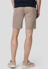 Szorty w kolorze khaki wykonane z mieszanki bawełny, o prostym kroju, długości powyżej kolan, z dwoma tylnymi kieszeniami i subtelnymi detalami przeszycia.