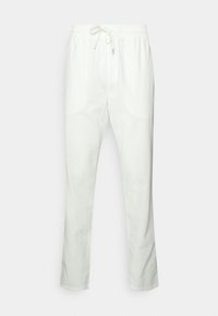 Białe lniane spodnie z elastyczną talią i sznurkiem do regulacji. Prosty krój nogawek z bocznymi kieszeniami i gładką fakturą.