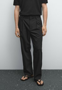 Massimo Dutti - RELAXED FIT DARTS - Broek - black Miniatuurafbeelding 1