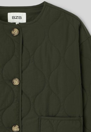 Veste matelassée vert olive avec des motifs de piqûres arrondis, quatre boutons, un col rond et une poche plaquée sur le côté gauche.