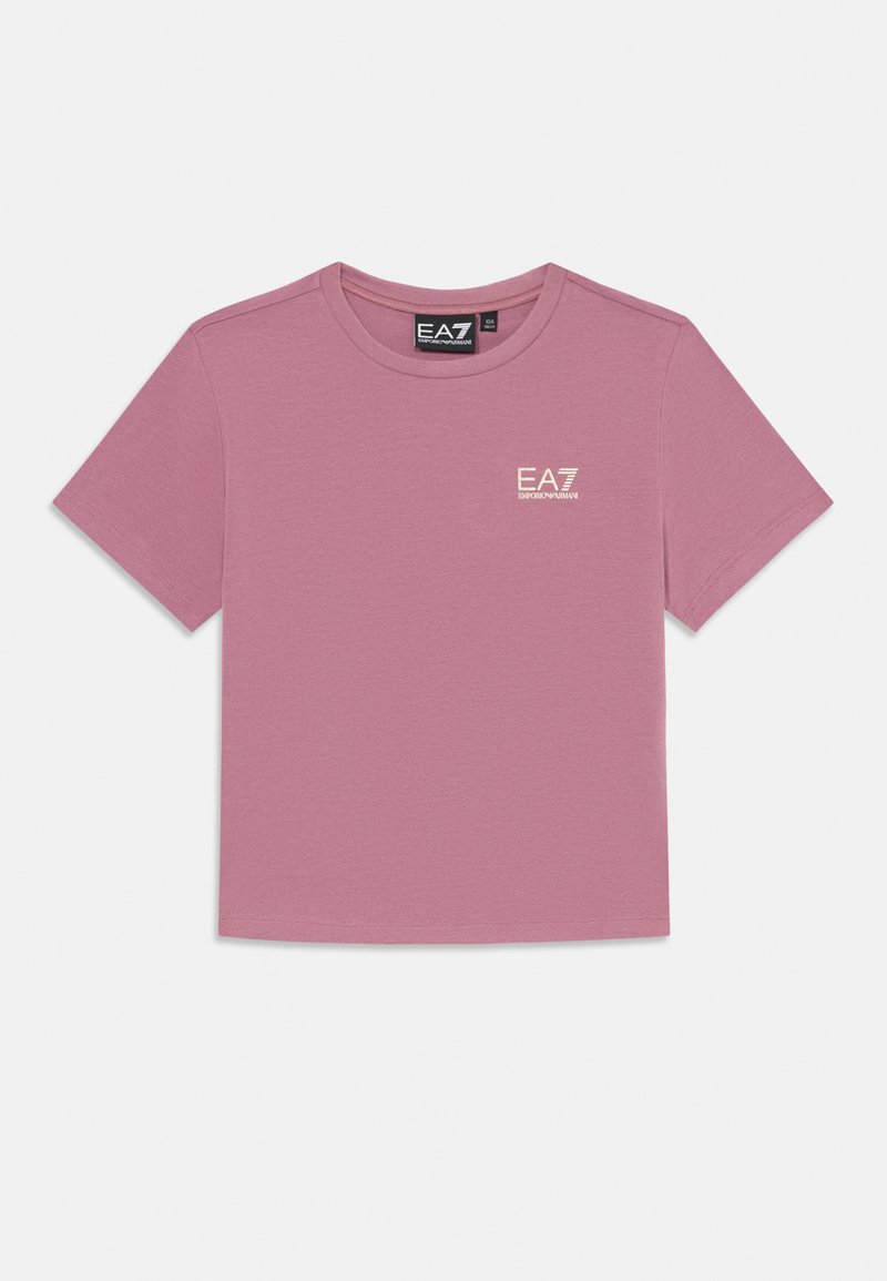 T-shirt de manga curta, com decote redondo, na cor rosa claro, feito de algodão, apresentando um pequeno logótipo EA7 no lado esquerdo do peito. Textura suave, corte relaxado.