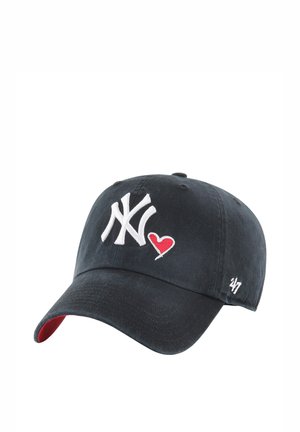 Schwarze Baseballkappe mit weißem "NY"-Logo und rotem Herz vorne sowie kleinem weißem "'47"-Logo an der Seite.