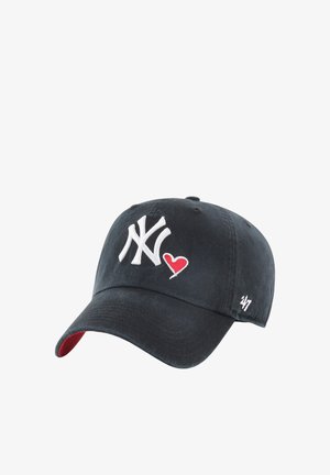 Gorra de béisbol negra con logo blanco "NY" y corazón rojo en el frente, y pequeño logo blanco "'47" en el lateral.