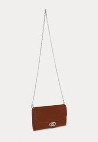 Pruun nahast clutch-kott, millel on hõbedane kett, ristkülikukujuline, klapi sulgemisega ja esiküljel silmapaistev logo aksessuaar.