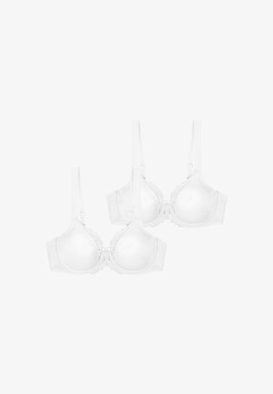 Twee witte beha's met kantdetails langs de bovenrand, gevoerde cups, verstelbare bandjes en haak-en-oogsluiting aan de achterkant.