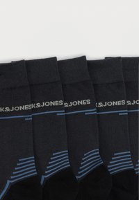 Σετ έξι μαύρες κάλτσες με μπλε ρίγες και το λογότυπο "JACK & JONES" πλεκτό κοντά στην κορυφή της μανσέτας, τοποθετημένες δίπλα-δίπλα σε λευκό φόντο.