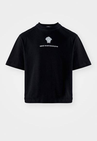 T-shirt preta de manga curta feita de algodão, com um logótipo da Versace em branco bordado em relevo e um design de cabeça de Medusa na parte da frente.