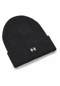 Sort strikket hue med foldet kant, der har en kvadratisk Under Armour-logo i hvid. Blød tekstur og klassisk form for varme.