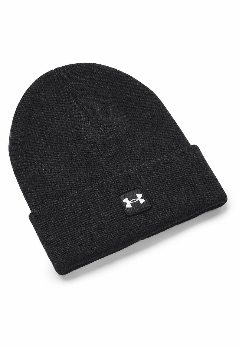 Sort strikket hue med foldet kant, der har en kvadratisk Under Armour-logo i hvid. Blød tekstur og klassisk form for varme.