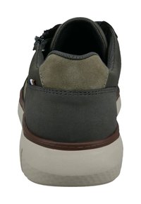 Graue Wildleder-Sneaker mit gepolstertem Kragen, brauner Gummisohle und minimalen Nähten. Verfügt über eine dekorative Akzentuierung nahe der Ferse.