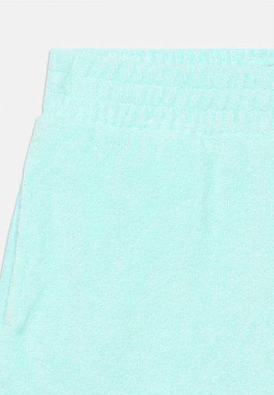 Ανοιχτό μπλε σορτς από πετσέτα με ελαστική μέση και πλαϊνές τσέπες, παρουσιασμένα επίπεδα σε λευκό φόντο.