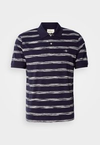 Kortermet marineblå polo-skjorte med hvite horisontale striper, to-knapp placket, og brodert logo på brystet. Bomullsmateriale.