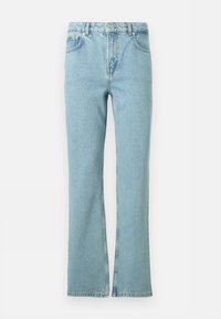 Φωτεινά γαλάζια τζιν παντελόνια με ίσια γραμμή, με κουμπί μπροστά, φερμουάρ, θηλιές για ζώνη και πέντε τσέπες, σε λευκό φόντο.