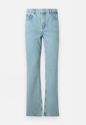 Světle modré džínové kalhoty s rovnými nohavicemi, předním knoflíkem, zipem, poutky na opasek a pěti kapsami na bílém pozadí.