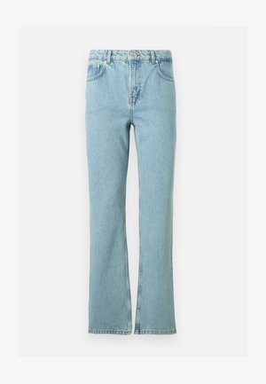 Světle modré džínové kalhoty s rovnými nohavicemi, předním knoflíkem, zipem, poutky na opasek a pěti kapsami na bílém pozadí.