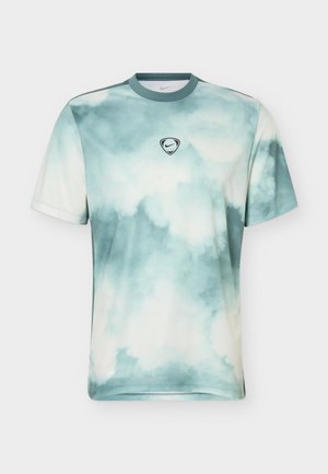 Κοντομάνικη μπλούζα Nike με μοτίβο τύπου tie-dye σε τυρκουάζ και λευκό που μοιάζει με σύννεφα και μικρό λογότυπο Nike στο κέντρο του στήθους.