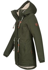 Groene parka jas met een sherpa-gevoerde capuchon, toggles en leren accenten. Rits en zijzakken maken het functionele ontwerp compleet.