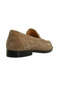 Zachte, lichtbruine suède loafers met een gladde textuur, een lage zwarte rubberen zool en een ronde neus. Geen zichtbare hardware of accenten.