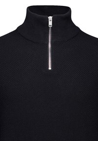 Maglione nero con texture, colletto alto e zip a metà. Il tessuto presenta un motivo a maglia densa, che mette in risalto un design moderno.