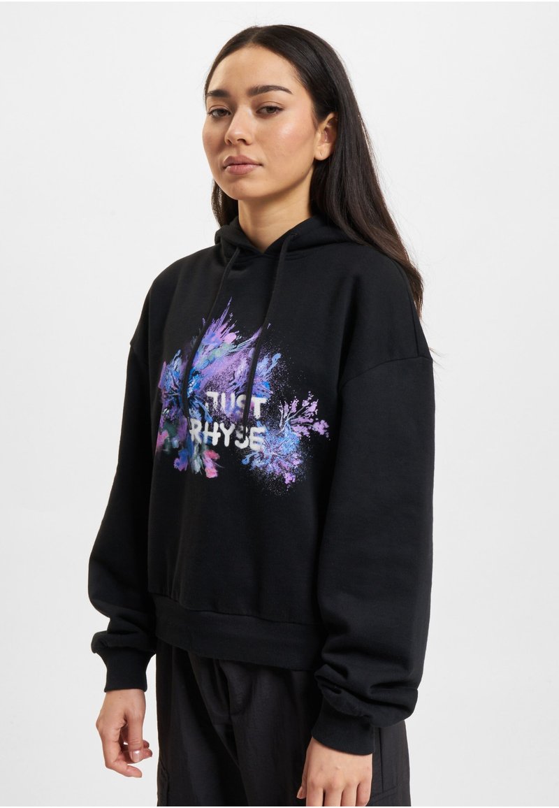 Μαύρη μα hoodie με χαρακτηριστική πολύχρωμη εκτύπωση και το κείμενο "Just Rhyse" σε λευκό. Χαλαρή εφαρμογή με ριγωτές μανσέτες.