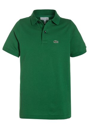 Zielona koszulka polo z krótkim rękawem, kołnierzykiem i dwoma guzikami, z małym logo krokodyla na lewym ramieniu.