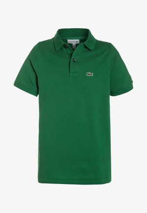Zielona koszulka polo z krótkim rękawem, kołnierzykiem i dwoma guzikami, z małym logo krokodyla na lewym ramieniu.