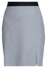 Hame harmaa, jossa on teksturoitu kudos, varustettuna mustalla vyötärönauha ja sivuaukko. Muotoilu on polvipituinen suorassa leikkauksessa.