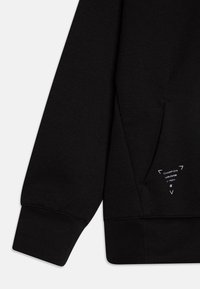 Felpa nera in morbido tessuto, con tasca a marsupio, polsini a costine e un logo bianco con dettagli sul lato.