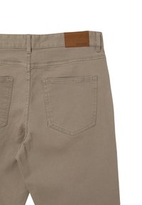 Pantalons en coton beige à coupe droite, avec deux poches arrière et une patch en cuir étiqueté "CALLIOPE MAN" à la taille.