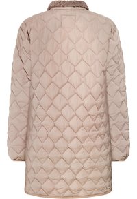 Beige gewatteerde jas met ruitvormige stiksels, lange mouwen en een met sherpa gevoerde kraag, gezien van achteren.