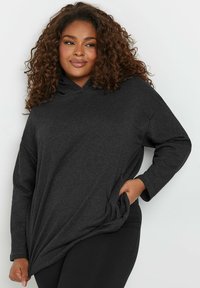 Sudadera gris oscuro de corte relajado, con mangas largas y un gran bolsillo canguro. Textura de tela suave con un ligero estiramiento.