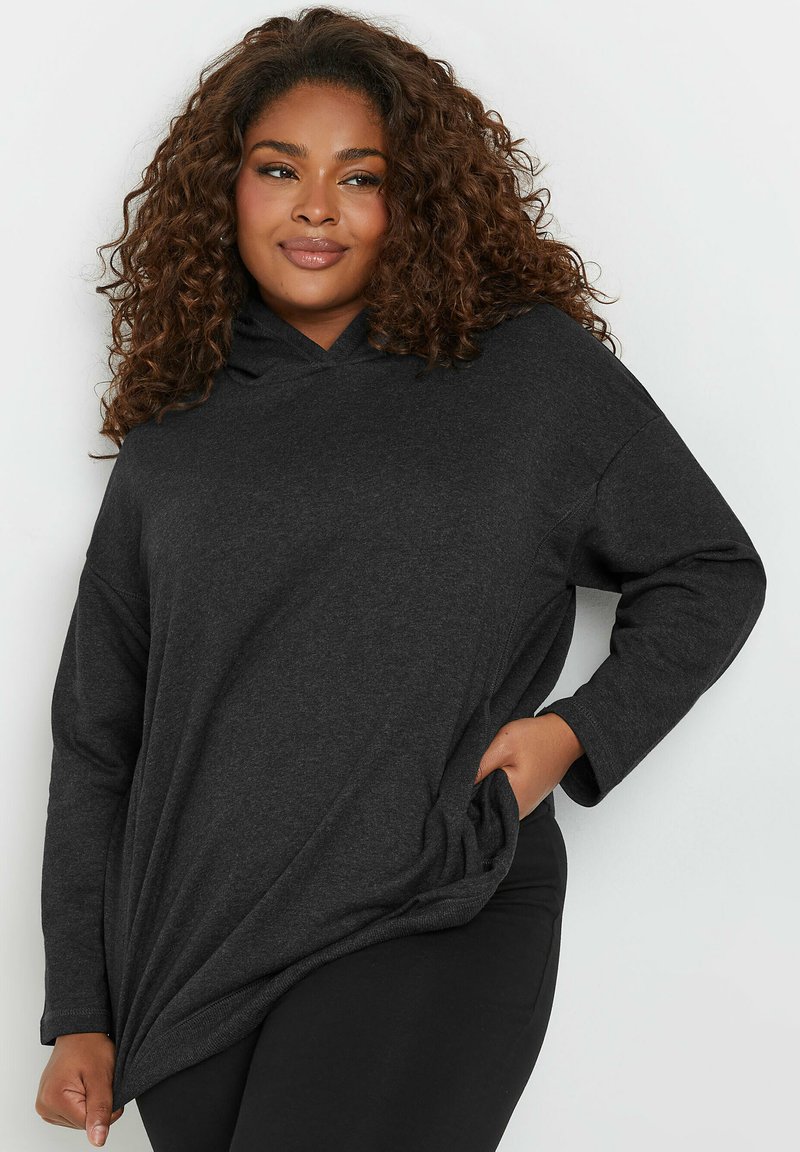 Sudadera gris oscuro de corte relajado, con mangas largas y un gran bolsillo canguro. Textura de tela suave con un ligero estiramiento.