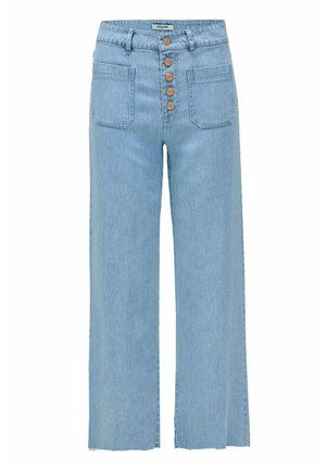 Jeans de pierna ancha de color azul claro, hechos de denim, con cintura alta, cierre de cinco botones y dos bolsillos frontales con un ligero deshilachado en el dobladillo.