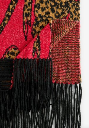 Fular roșu și negru țesut, cu imprimeu leopard și modele texturate, având franjuri negri lungi pe o margine. Material textil moale și cald.