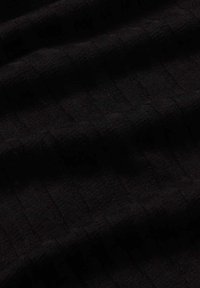 Schwarzer strukturierter Stoff mit einem subtilen gerippten Muster. Das Material wirkt gewebt, hat eine glatte Oberfläche und einen leichten Glanz.