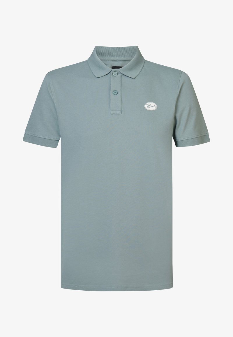 Polo en tissu bleu clair, avec une patte de boutonnage à deux boutons et un col en bord côtes, arborant un petit logo sur la poitrine.