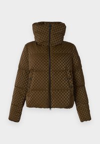 Brun ternet dunjakke med hætte, lynlås foran og knapper i siden. Blød tekstur med quiltet design over det hele.