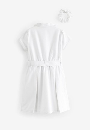 Rochie albă pentru copii, cu guler, mâneci scurte, fustă pliată și curea din material. Include un accesoriu asortat, o bentiță albă.