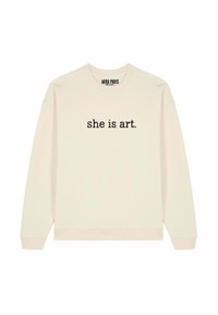 Felpa girocollo color crema con testo nero "she is art." centrato sul davanti e una piccola etichetta "MIRA PARIS" all'interno del colletto.