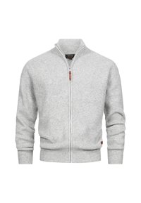 Suéter gris con cremallera, de textura acanalada, con cuello alto y tira de cuero en la cremallera; cintura y puños ajustados para una silueta estructurada.