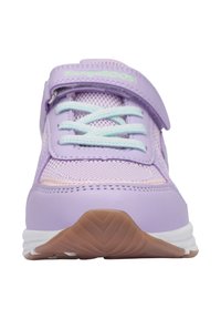 Lila Sneaker mit einem Obermaterial aus Mesh und Synthetik, ausgestattet mit hellblauen Schnürsenkeln, einem Klettverschluss und einer Gummisohle mit Zickzackmuster.