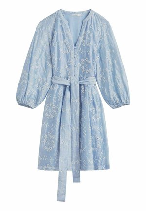 Lyseblå knælængde kjole med lange puffede ærmer, blomsterbroderi, knapper foran og et matchende stofbælte bundet i taljen.