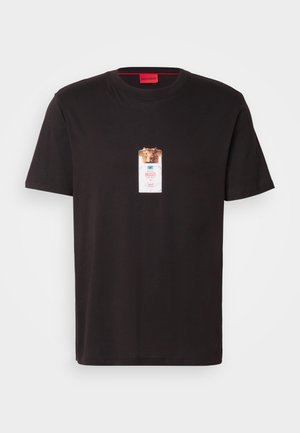 Schwarzes Baumwoll-T-Shirt mit einem Grafikdesign eines Löwen, der in einer Dose abgebildet ist. Das Etikett enthält den Markennamen "HUGO" in Blau und Weiß.
