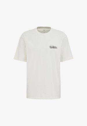 T-shirt blanc à manches courtes avec col rond, petit texte noir "UNCHARTED CITYSCAPES" et graphisme de bicyclette sur le côté gauche de la poitrine.
