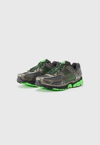 Nike Sportswear ZOOM VOMERO 5 - Sportbačiai - silver-coloured/neon green/black