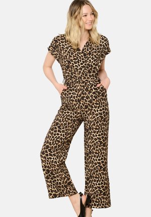 Tuta in stampa leopardata con maniche corte, vita affusolata e gambe larghe. Realizzata in tessuto leggero; presenta due tasche laterali e una cintura.