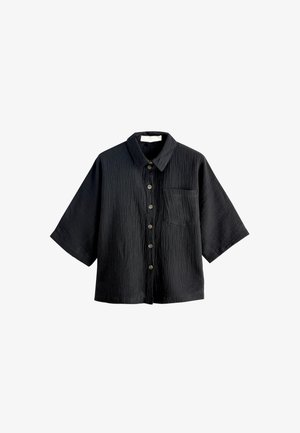 Schwarzes strukturiertes Hemd mit kurzen Ärmeln, Knopfleiste, Kragen und einer einzelnen Brusttasche.